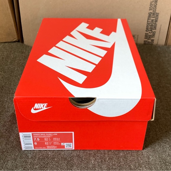 Dunk Low ‘Terry Swoosh’ - Picture 13 of 14